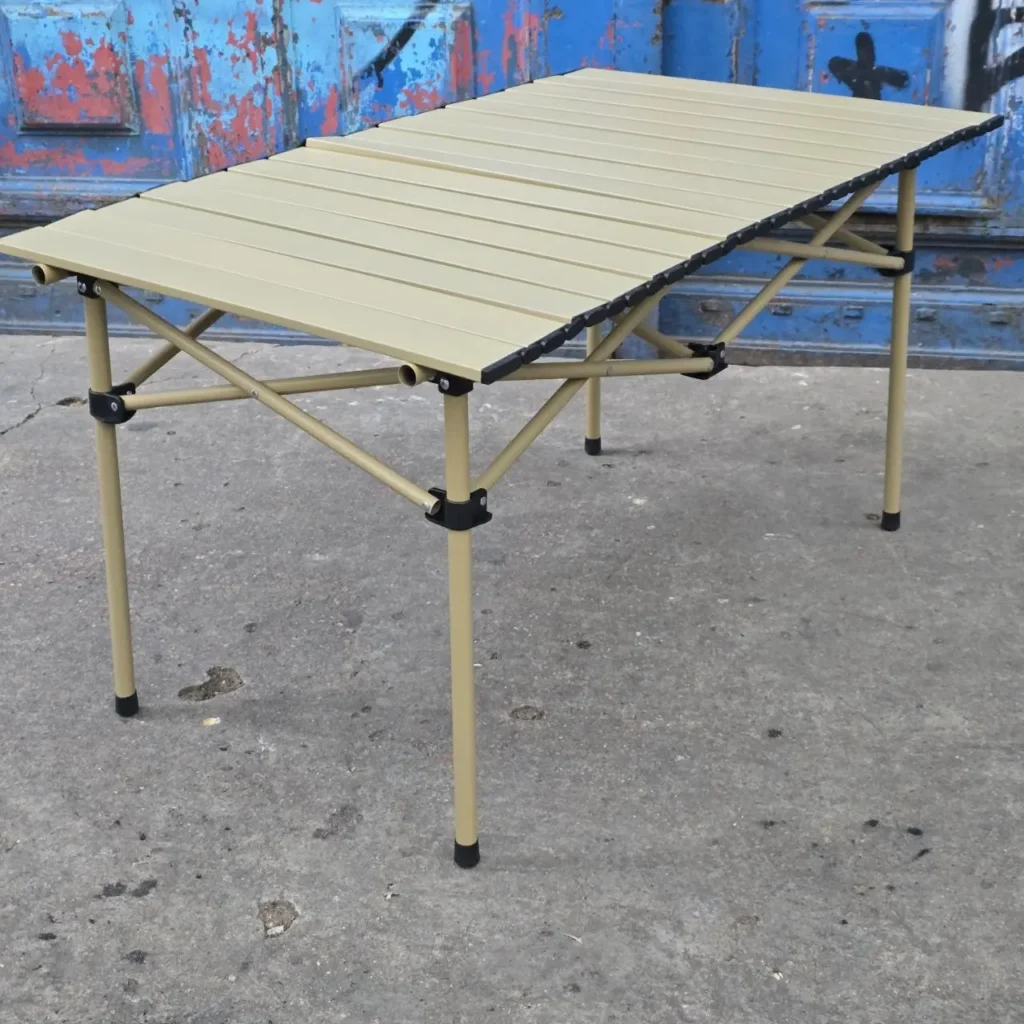 Mesa de camping plegable portátil color beige. by Remates Narvaja