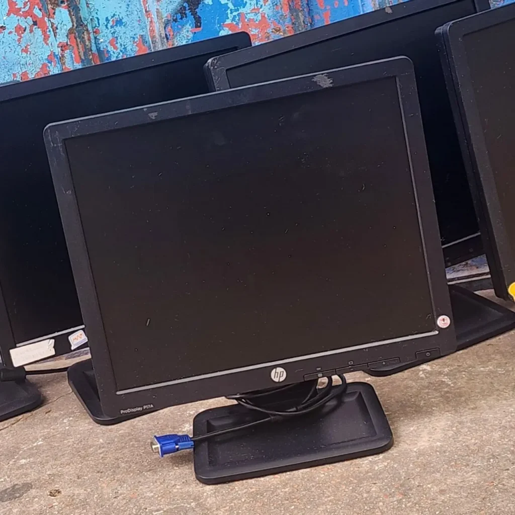 Fila de monitores de computadora HP usados. by Remates Narvaja