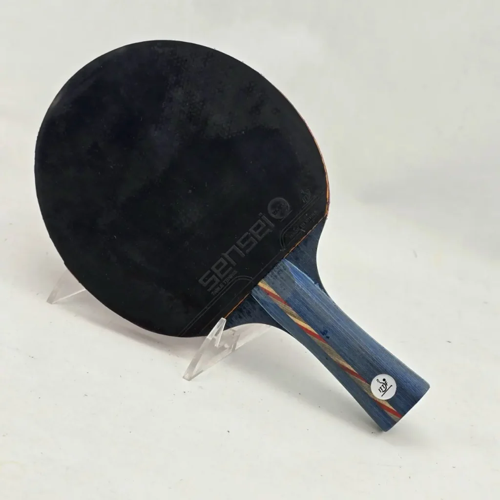 Pala de tenis de mesa Sensei con goma negra y mango azul. by Remates Narvaja
