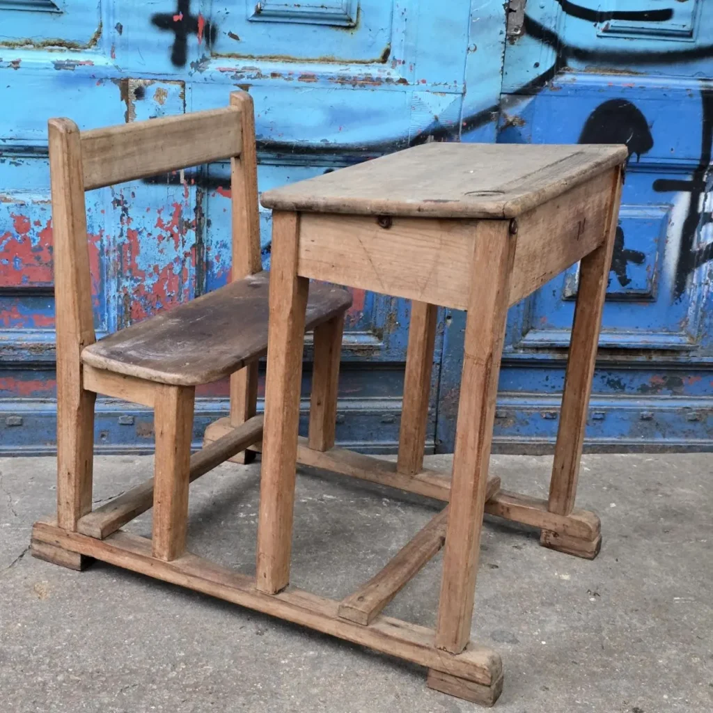 Pupitre escolar vintage de madera con silla integrada. by Remates Narvaja