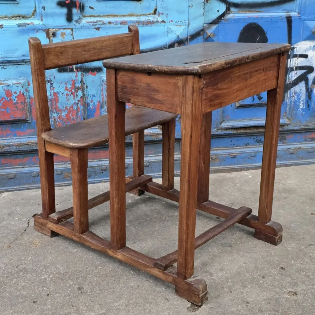 Pupitre escolar de madera vintage con asiento. by Remates Narvaja