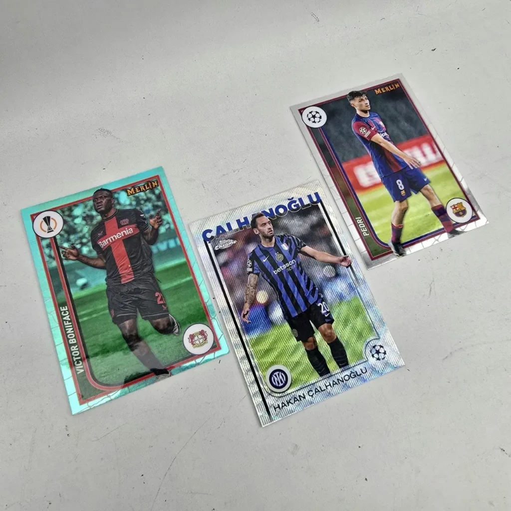 Tres cromos de fútbol coleccionables Topps Chrome y Merlin de la UEFA Champions League y Europa League, con Victor Boniface, Hakan by Remates Narvaja