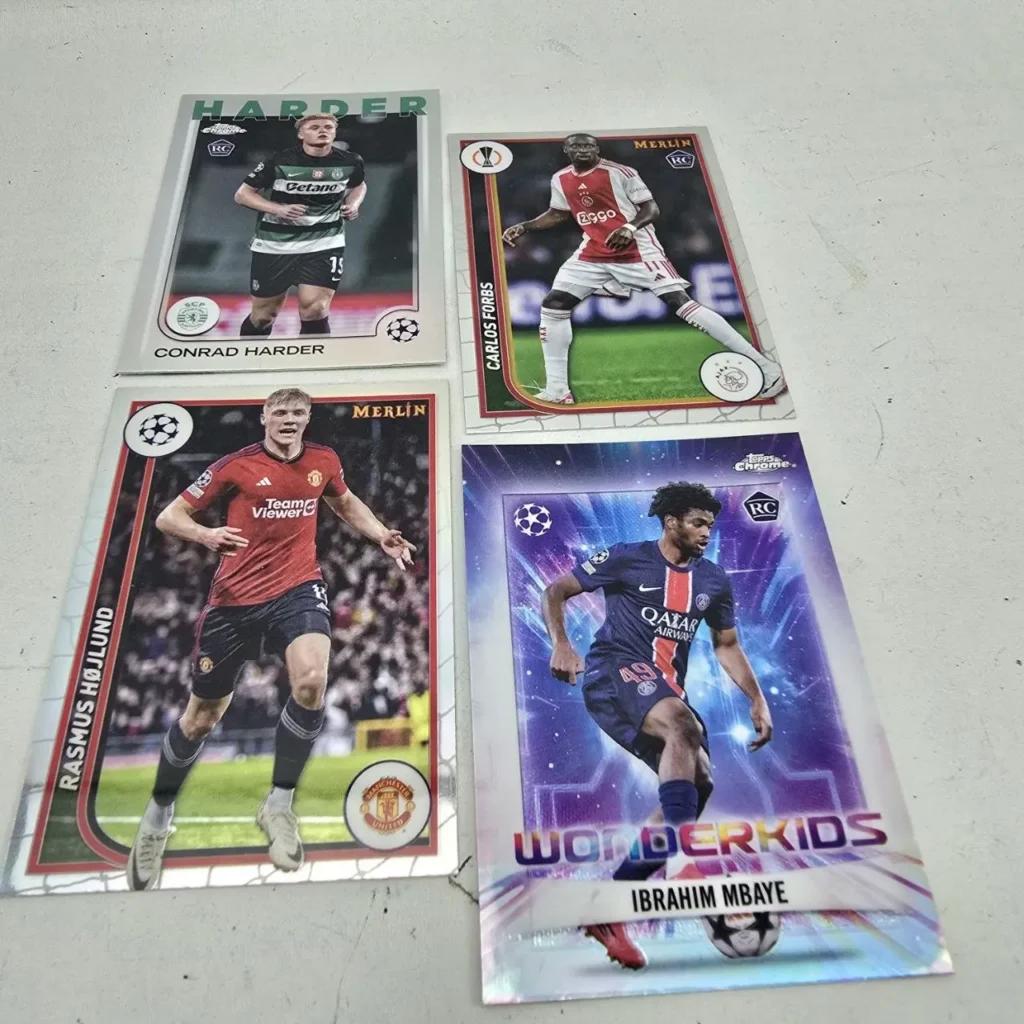 Colección de cromos de fútbol Topps Chrome y Merlin con Rasmus Højlund, Conrad Harder, Carlos Forbs e Ibrahim Mbaye. by Remates Narvaja