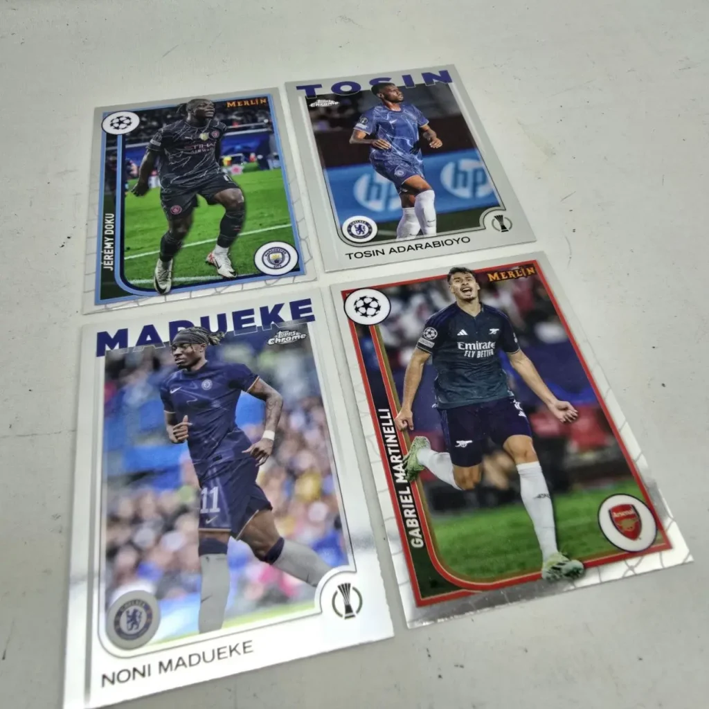 Cuatro cartas coleccionables de fútbol Topps Chrome Merlin con Jeremy Doku, Tosin Adarabioyo, Noni Madueke y by Remates Narvaja
