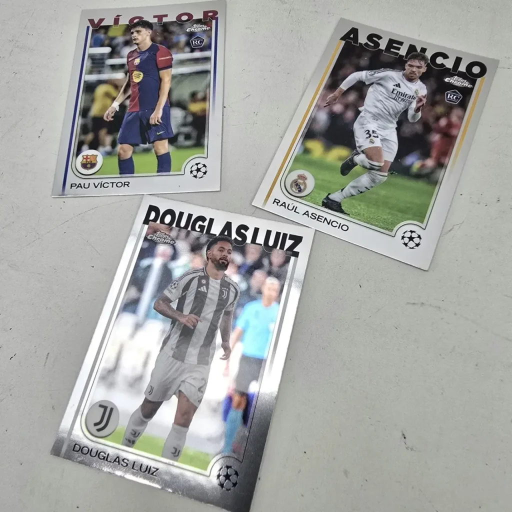 Tres cartas coleccionables de fútbol Topps Chrome: Pau Víctor (Barcelona, RC), Raúl Asencio (Real Madrid, RC) y Douglas Luiz (Juventus by Remates Narvaja