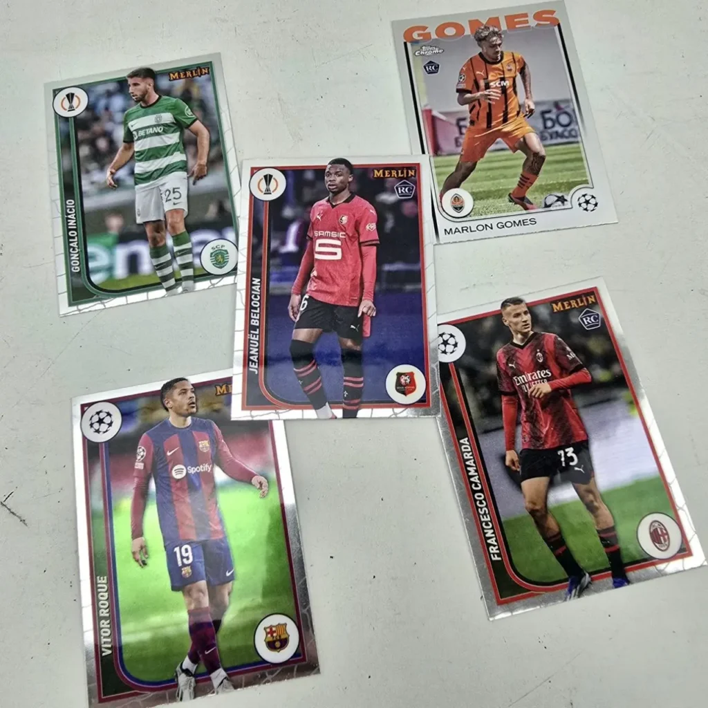 Cinco cromos de fútbol de Merlin y Topps Chrome con Gonçalo Inácio, Jeanuël Belocian, Marlon Gomes, Vitor by Remates Narvaja