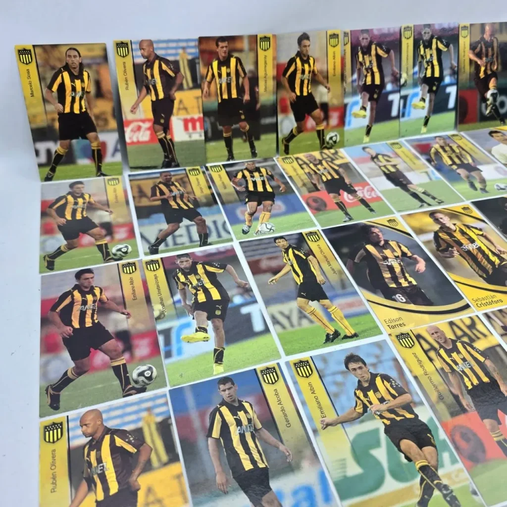 Colección de tarjetas de fútbol con jugadores en uniformes a rayas negras y amarillas. by Remates Narvaja