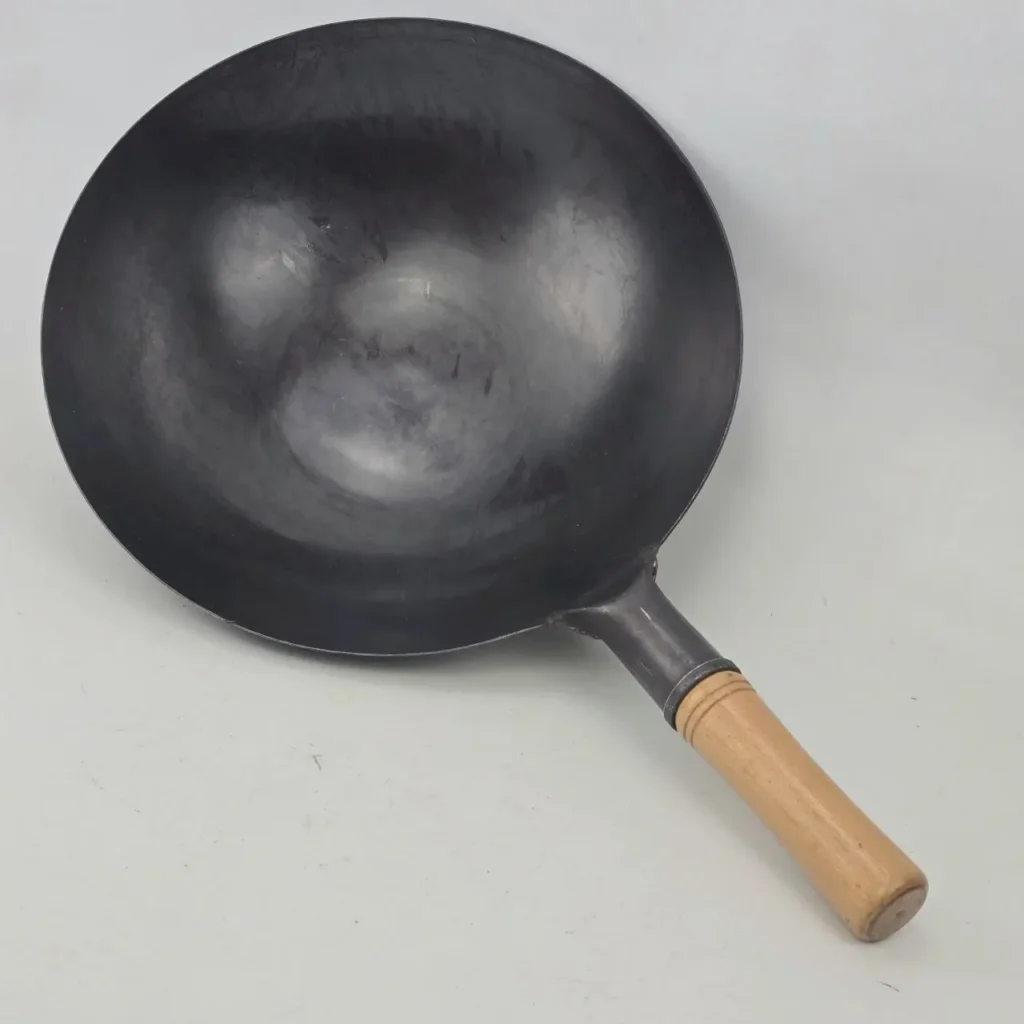 Wok de acero al carbono negro con mango de madera. by Remates Narvaja