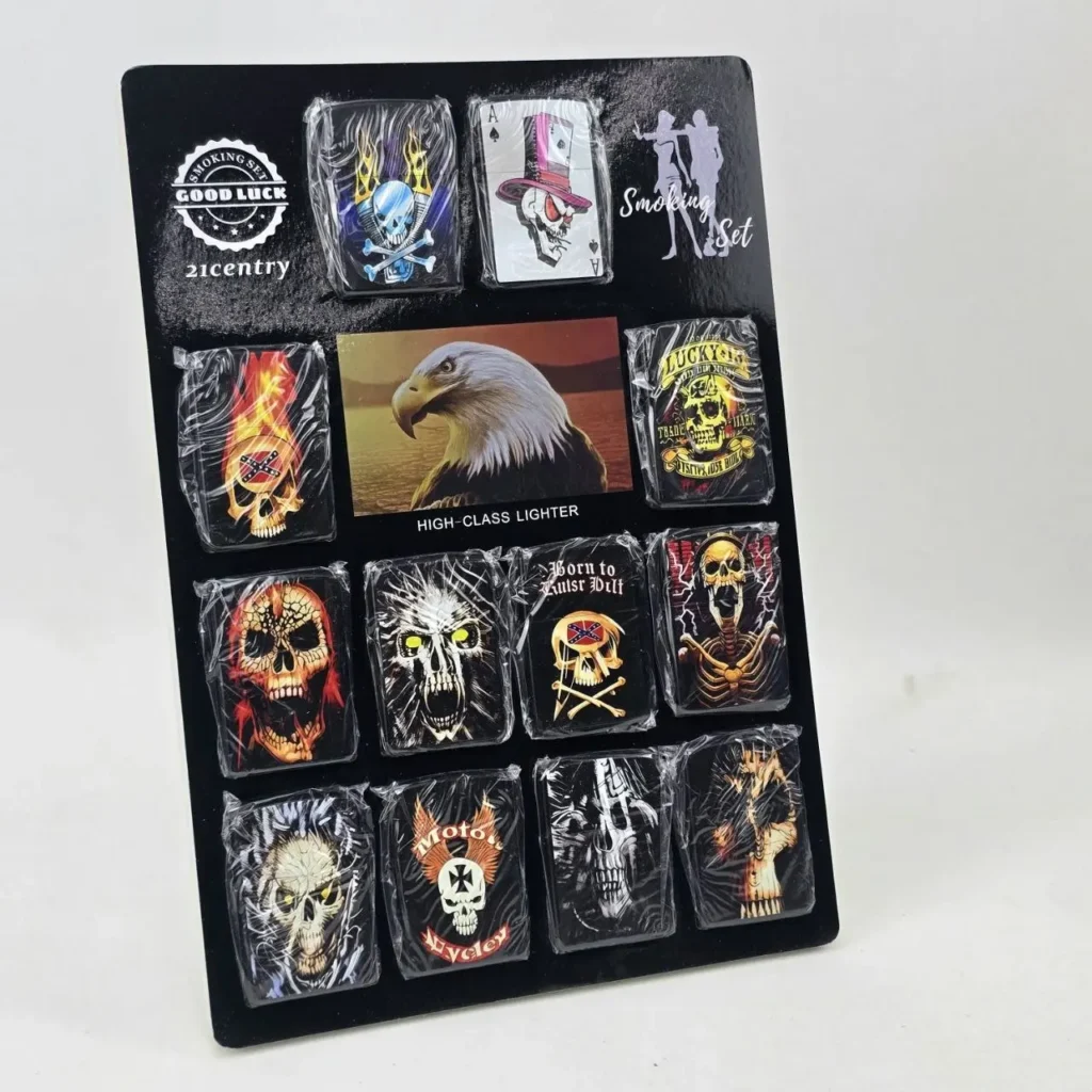 Expositor de 12 encendedores 'Good Luck' Smoking Set con diseños variados de calaveras y un águila. by Remates Narvaja