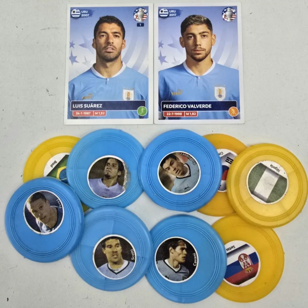 Dos tarjetas coleccionables de fútbol de Uruguay con Luis Suárez y Federico Valverde, junto a varios tazos azules y amarillos con fotos de jugadores urugu by Remates Narvaja