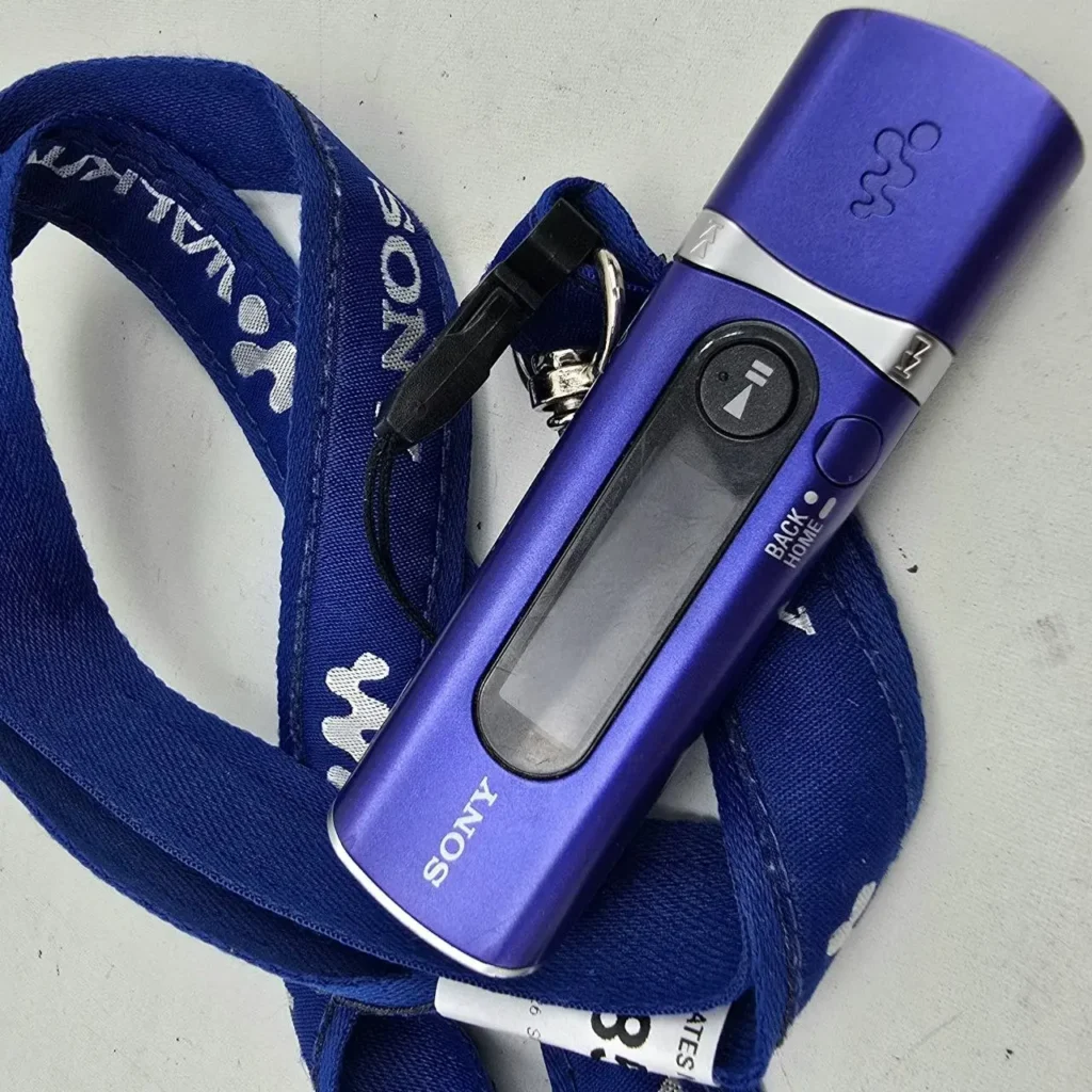 Reproductor MP3 Sony Walkman púrpura con cordón azul. by Remates Narvaja