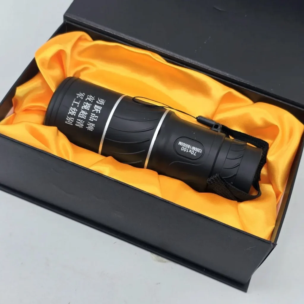 Monocular negro 70x100 en caja de regalo negra con forro de satén amarillo. by Remates Narvaja