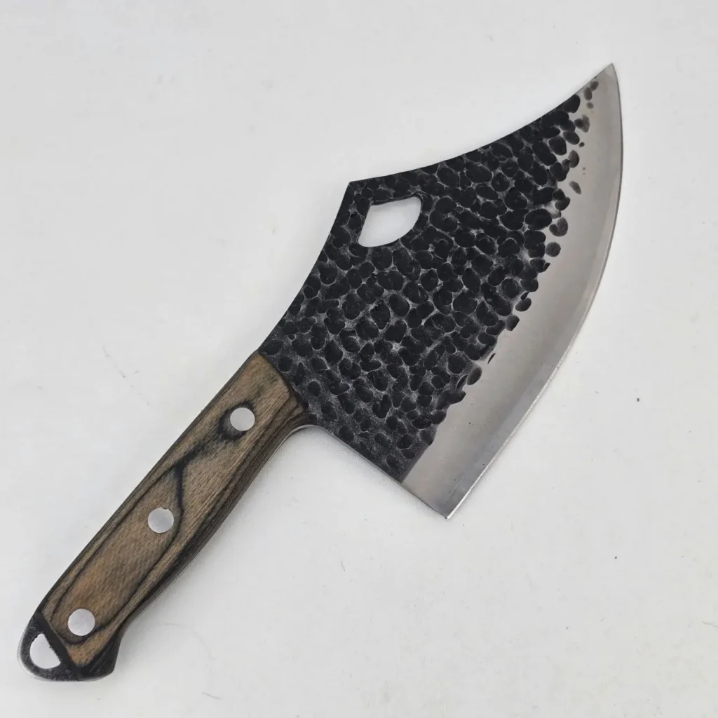 Cuchillo forjado con hoja martillada y mango de madera. by Remates Narvaja