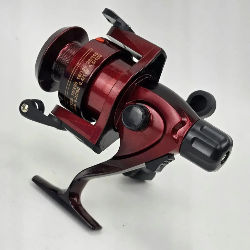 Carrete de pesca giratorio rojo. by Remates Narvaja