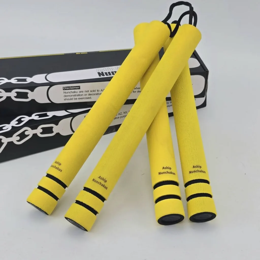Cuatro nunchaku Aship amarillos de espuma para entrenamiento. by Remates Narvaja