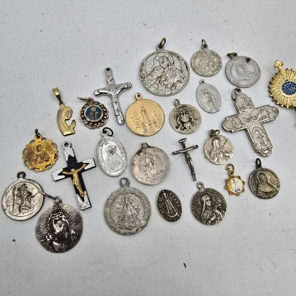 Colección de medallas y cruces religiosas de plata y oro con figuras de santos. by Remates Narvaja