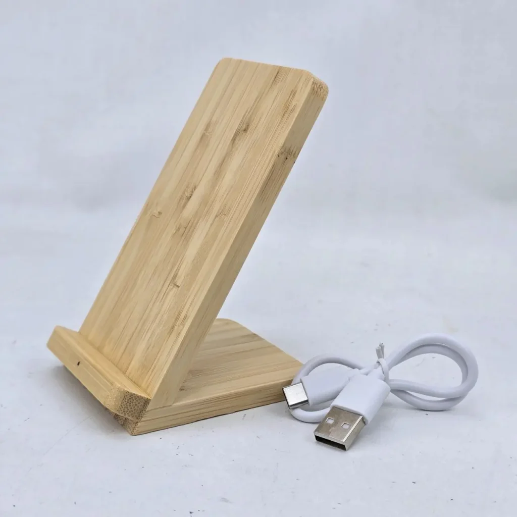 Soporte de bambú para teléfono o tablet con cable de carga USB. by Remates Narvaja