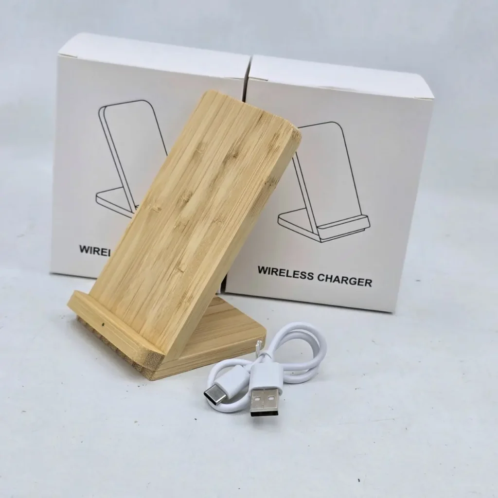 Soporte cargador inalámbrico de bambú con cable USB. by Remates Narvaja