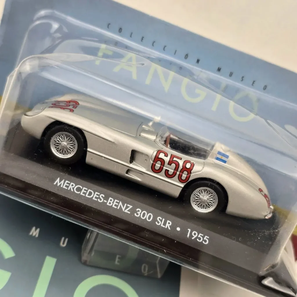 Modelo Mercedes-Benz 300 SLR 1955 plateado con número 658 de la Colección Museo Fangio. by Remates Narvaja
