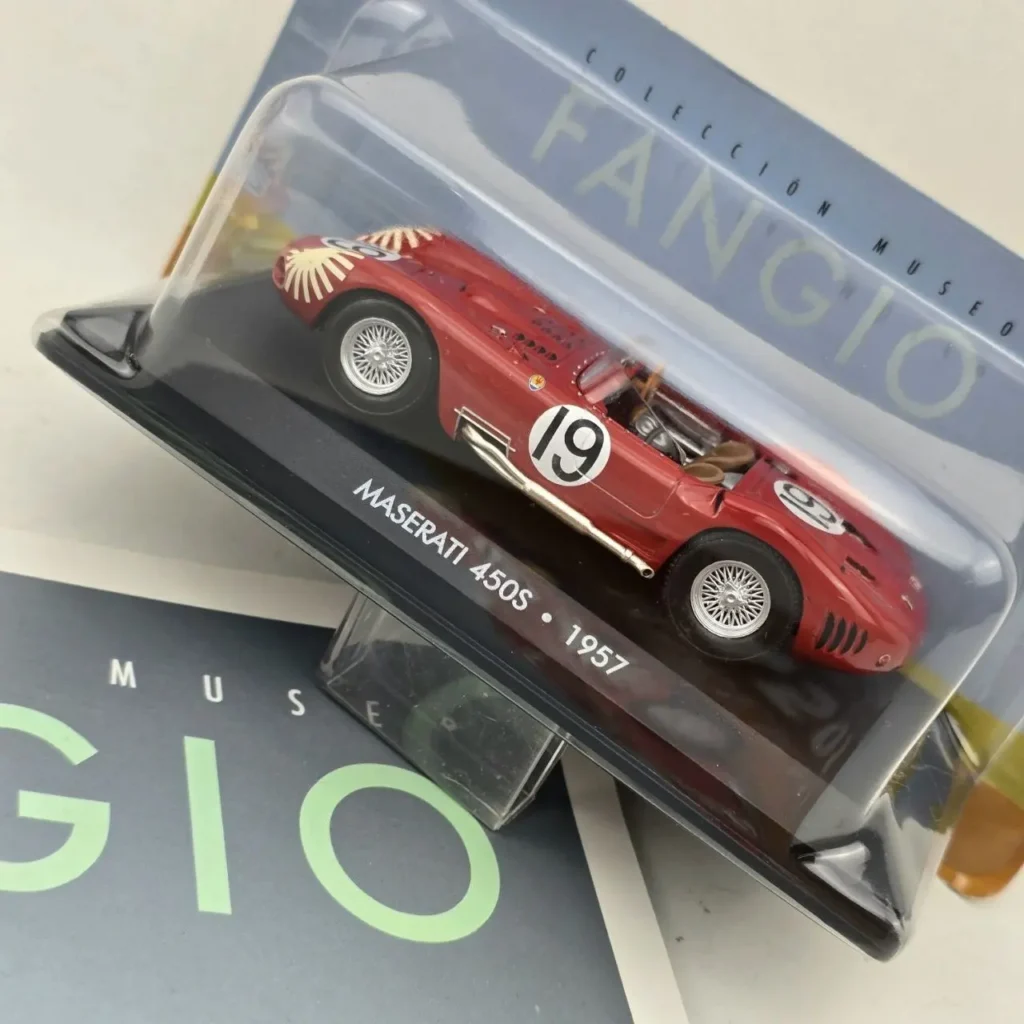 Modelo a escala rojo Maserati 450S de 1957 con número 19, de la Colección Museo Fangio. by Remates Narvaja