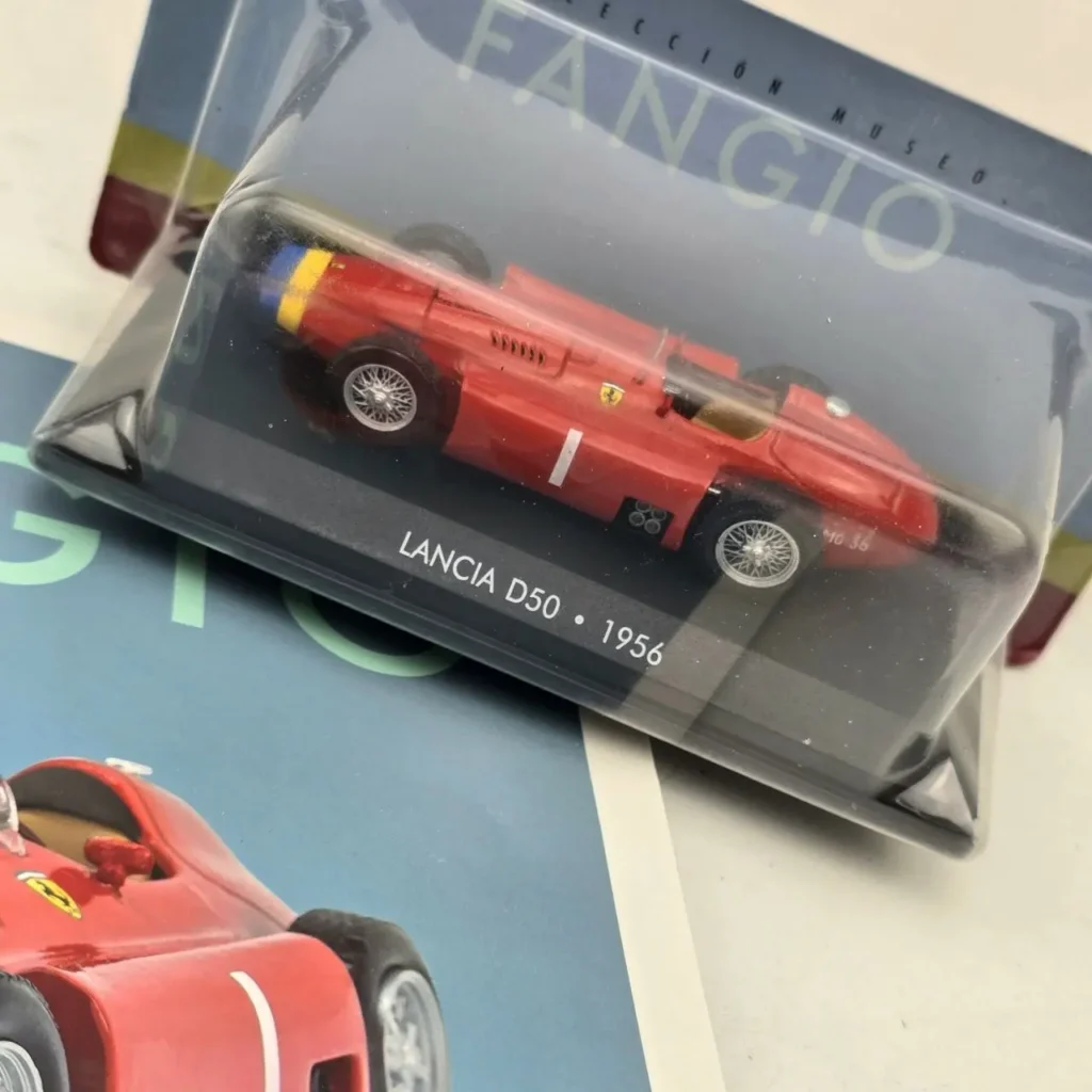 Modelo a escala rojo Lancia D50 de 1956 de la Colección Museo Fangio en su empaque. by Remates Narvaja
