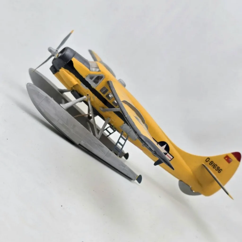 Modelo de hidroavión amarillo con flotadores y insignias militares. by Remates Narvaja