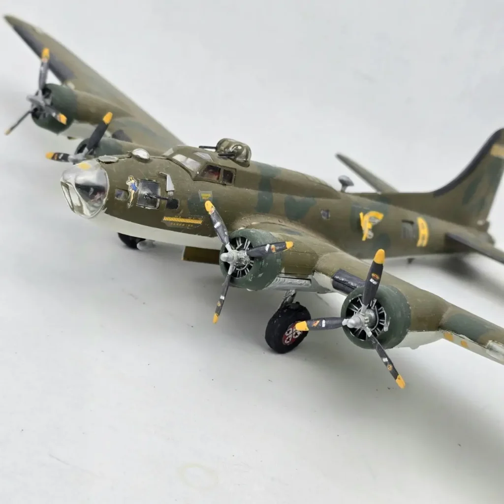 Modelo a escala de un bombardero B-17 Flying Fortress de la Segunda Guerra Mundial, con camuflaje verde y marrón y arte de by Remates Narvaja