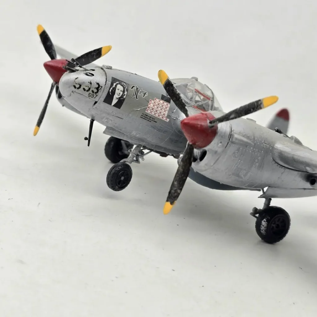 Modelo detallado de avión P-38 Lightning plateado con arte de nariz "Marge". by Remates Narvaja