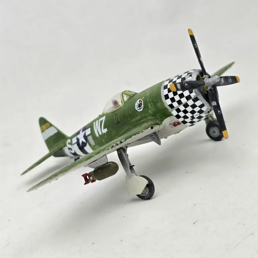 Maqueta de avión de combate P-47 Thunderbolt verde con nariz a cuadros y bomba. by Remates Narvaja