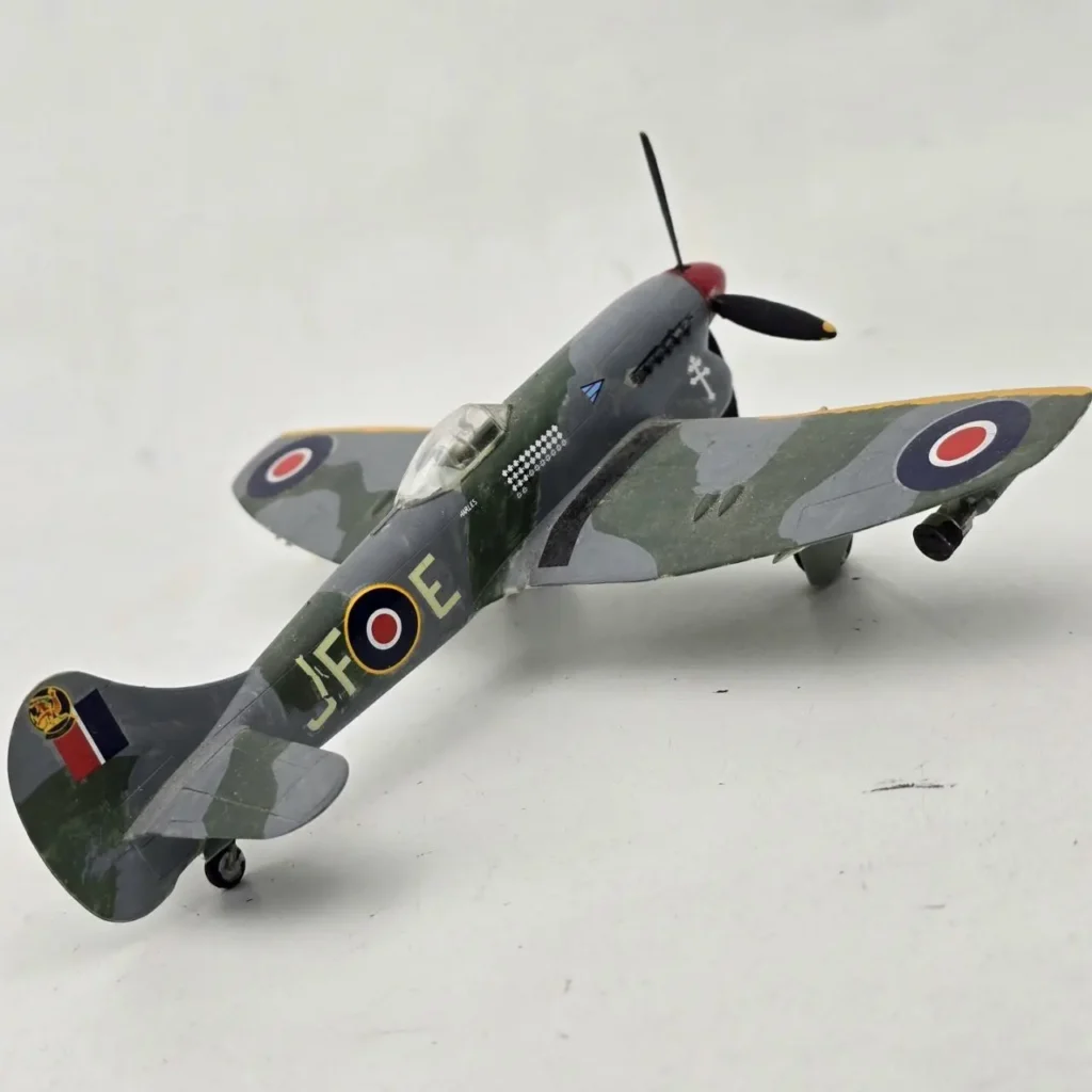 Maqueta de avión de combate camuflado tipo Spitfire con hélice e insignias de la RAF. by Remates Narvaja