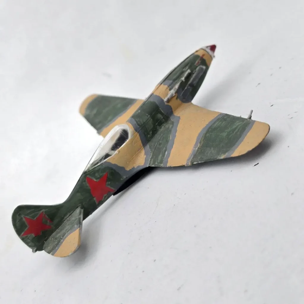 Maqueta de avión de combate soviético de la Segunda Guerra Mundial con camuflaje y estrellas rojas. by Remates Narvaja