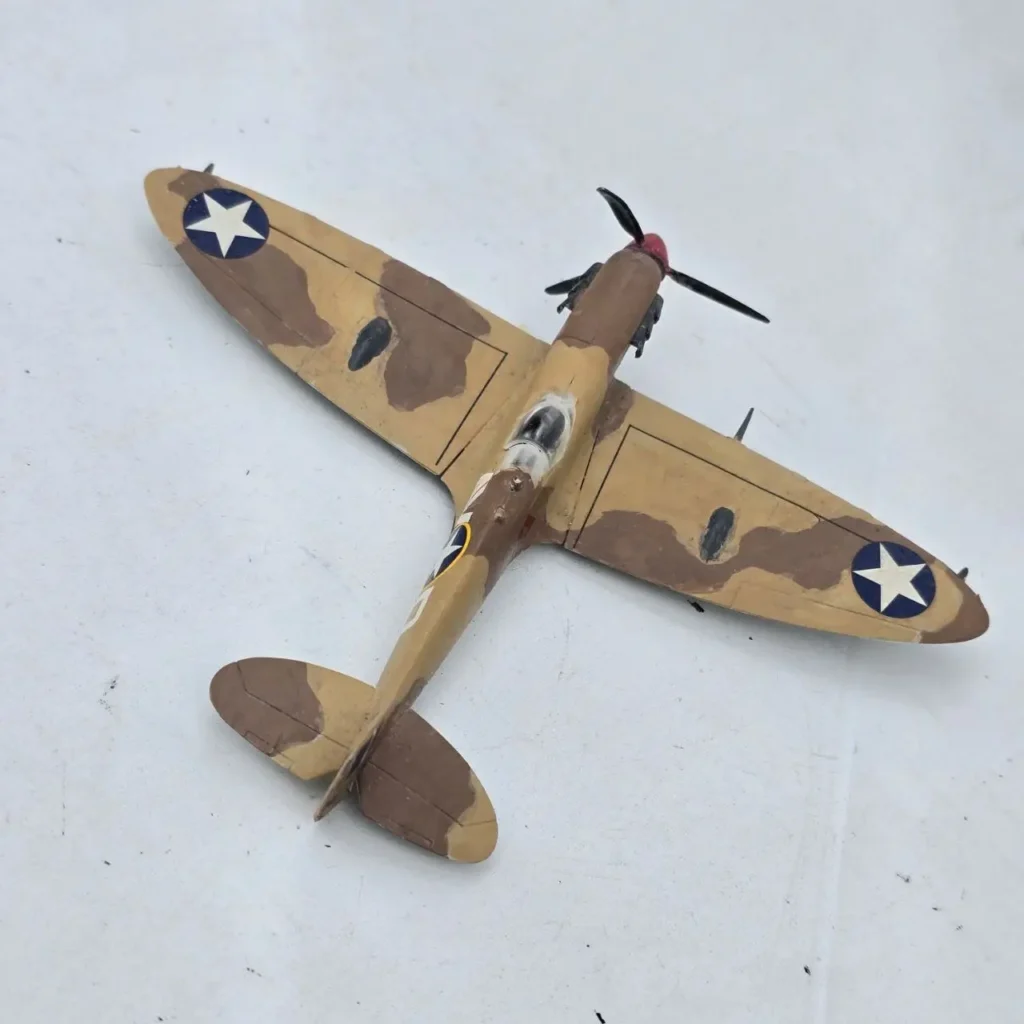 Maqueta de avión de combate de la Segunda Guerra Mundial con camuflaje desértico y estrellas de la Fuerza Aérea de EE. by Remates Narvaja
