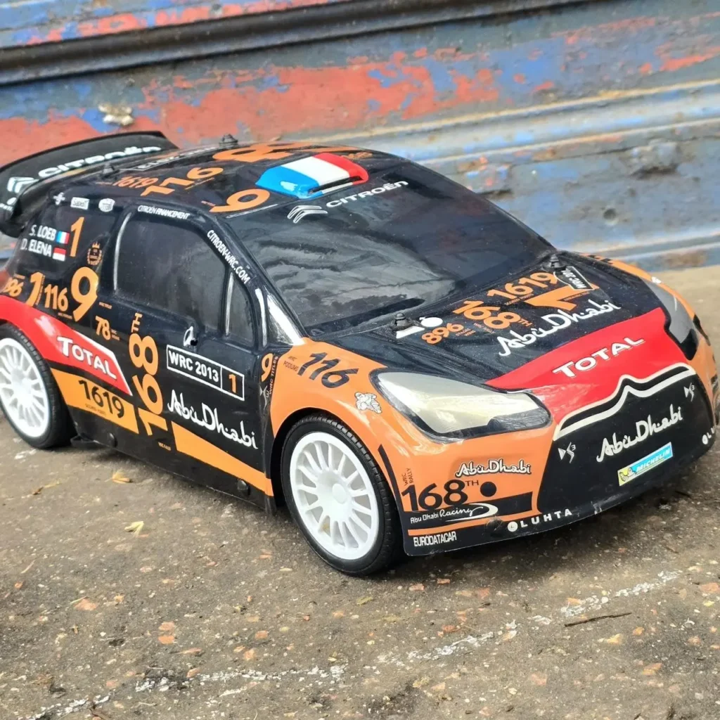 Coche RC de rally Citroën DS3 WRC negro y naranja con patrocinadores. by Remates Narvaja