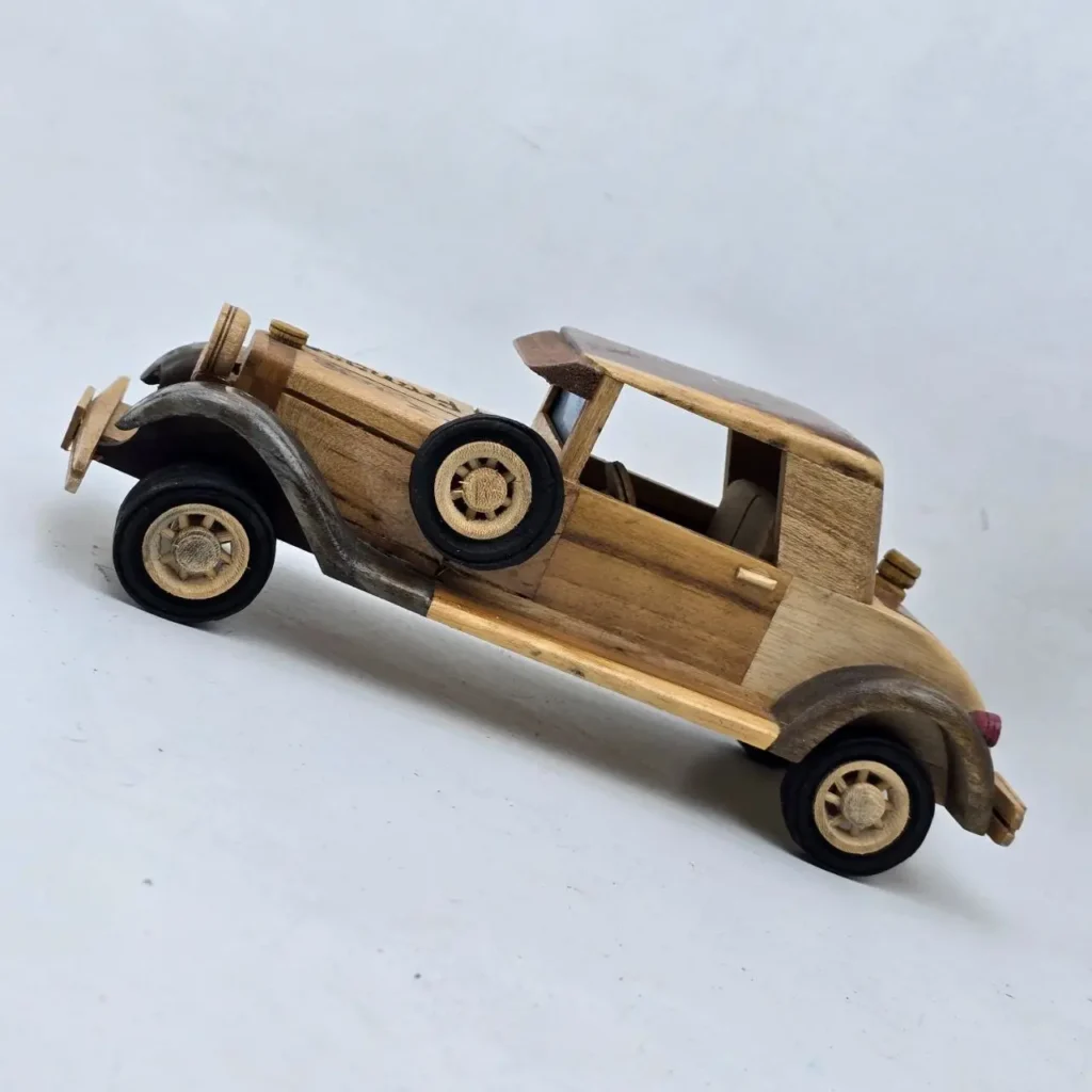 Modelo de coche clásico de madera. by Remates Narvaja