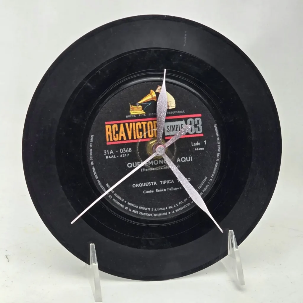 Reloj de pared hecho con disco de vinilo RCA Victor de 45 RPM. by Remates Narvaja