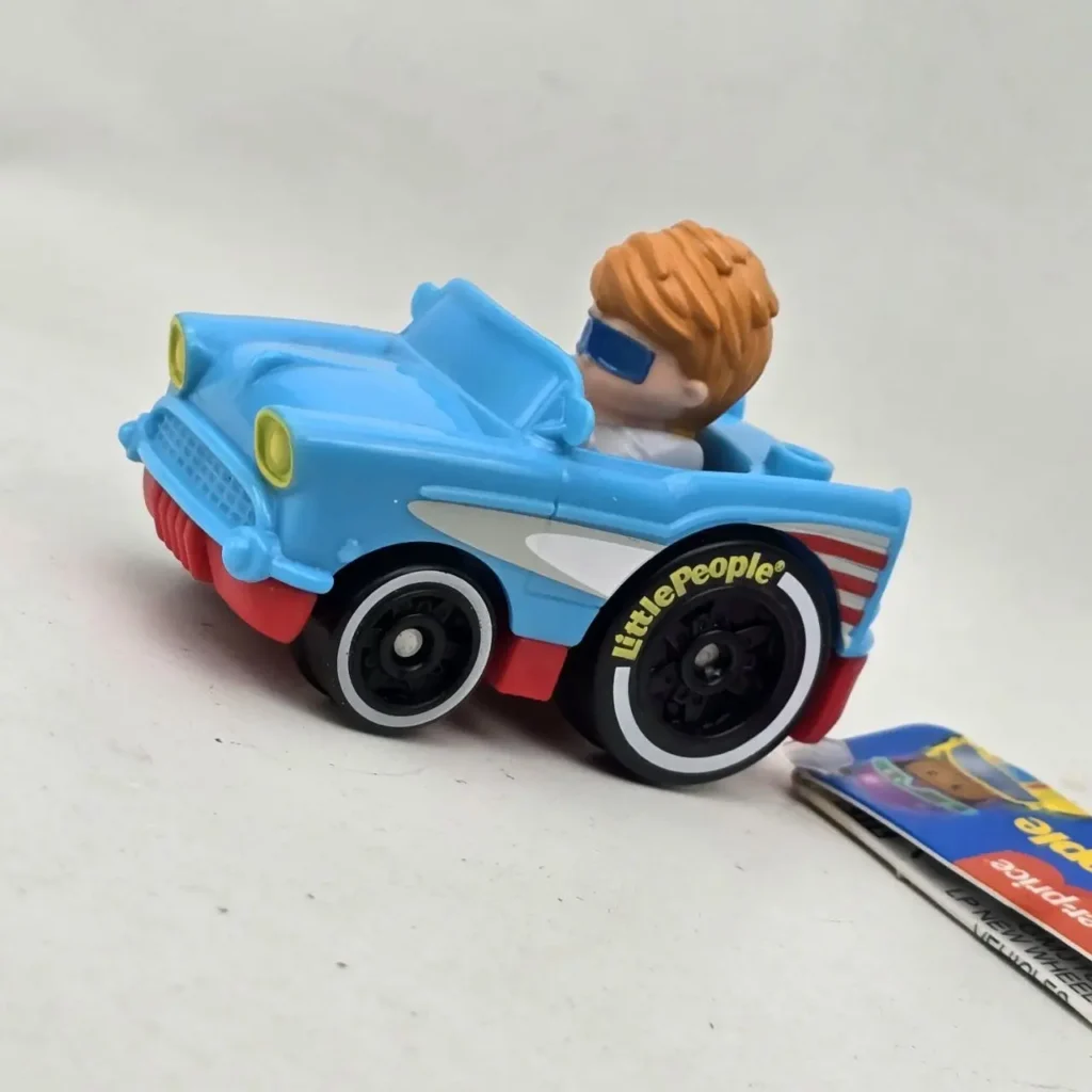 Coche de juguete Fisher-Price Little People azul descapotable clásico con figura de conductor con gafas y detalles de bandera americana. by Remates Narvaja