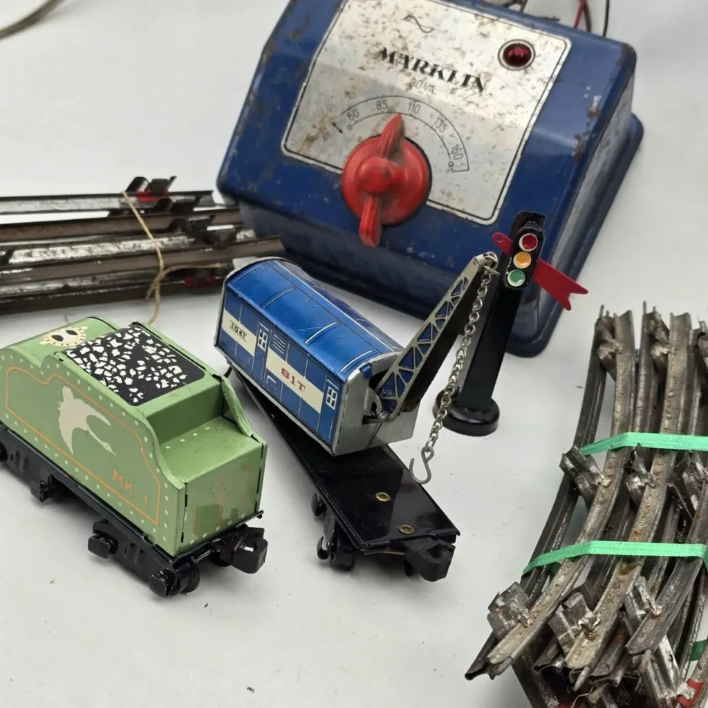 Conjunto de tren de juguete Marklin vintage con locomotora verde, vagón grúa azul, vías, caja de control y señal. by Remates Narvaja