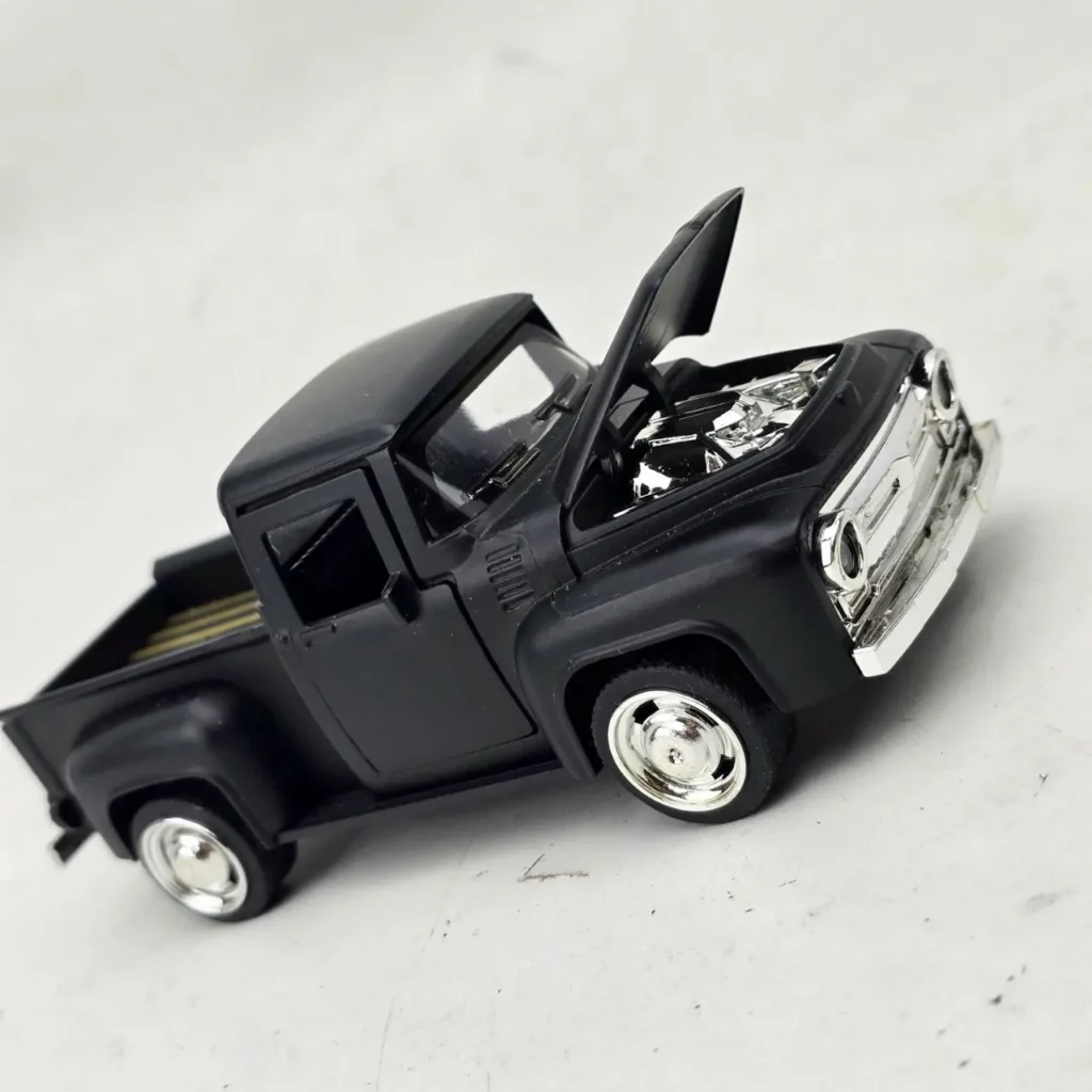 Modelo a escala de camioneta pickup negra clásica con capó abierto. by Remates Narvaja