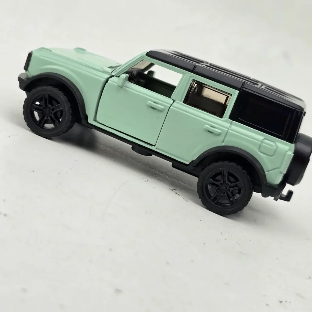 Coche de juguete Ford Bronco SUV verde menta con techo negro. by Remates Narvaja