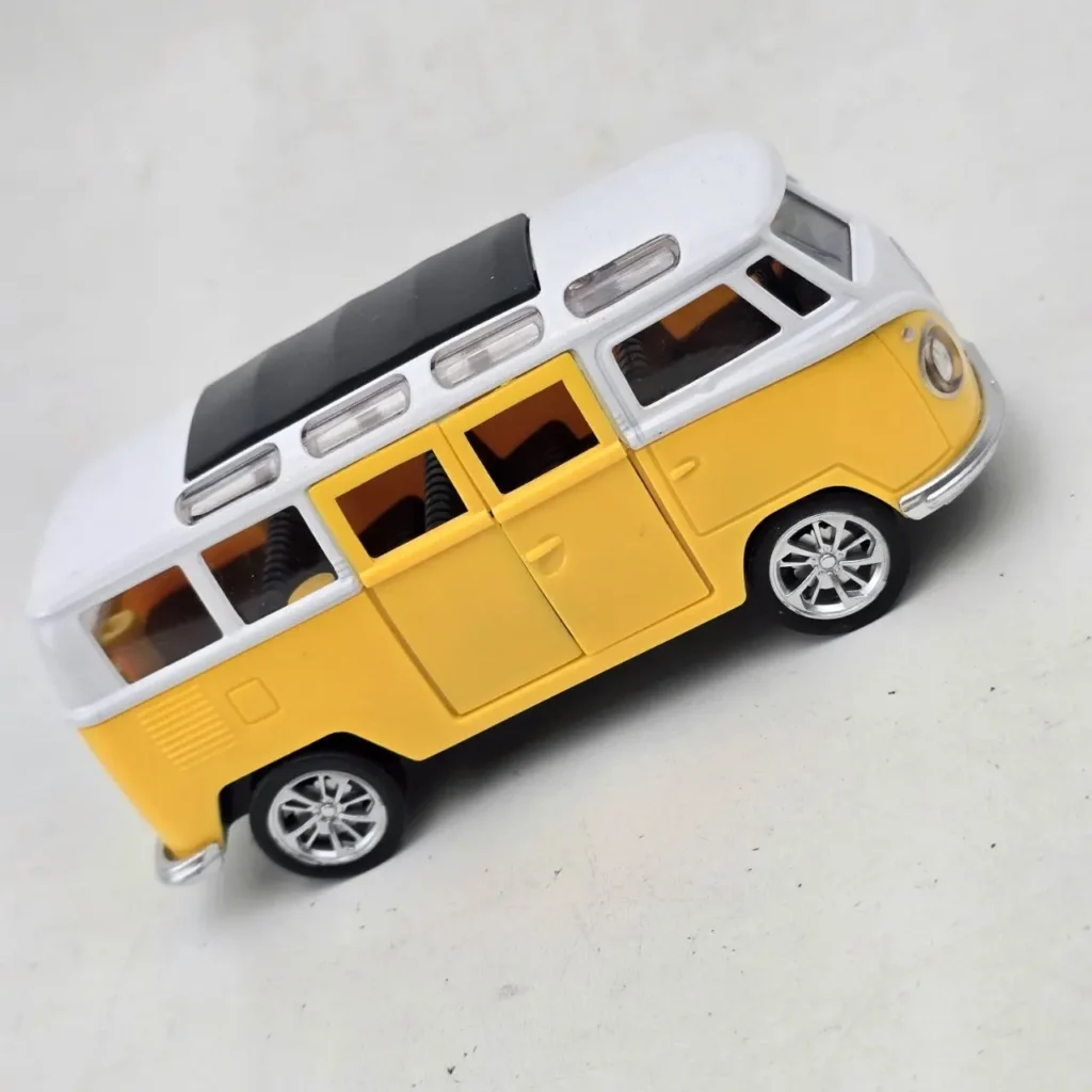 Miniatura de una furgoneta Volkswagen Combi amarilla y blanca con techo solar negro. by Remates Narvaja