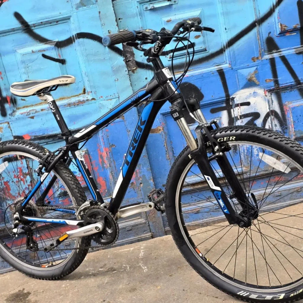 Bicicleta de montaña Trek negra y azul. by Remates Narvaja