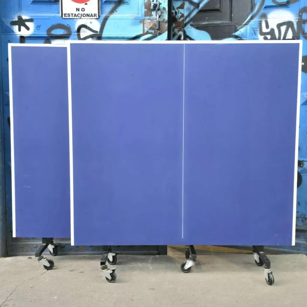 Mesa de ping-pong azul plegable con ruedas." by Remates Narvaja