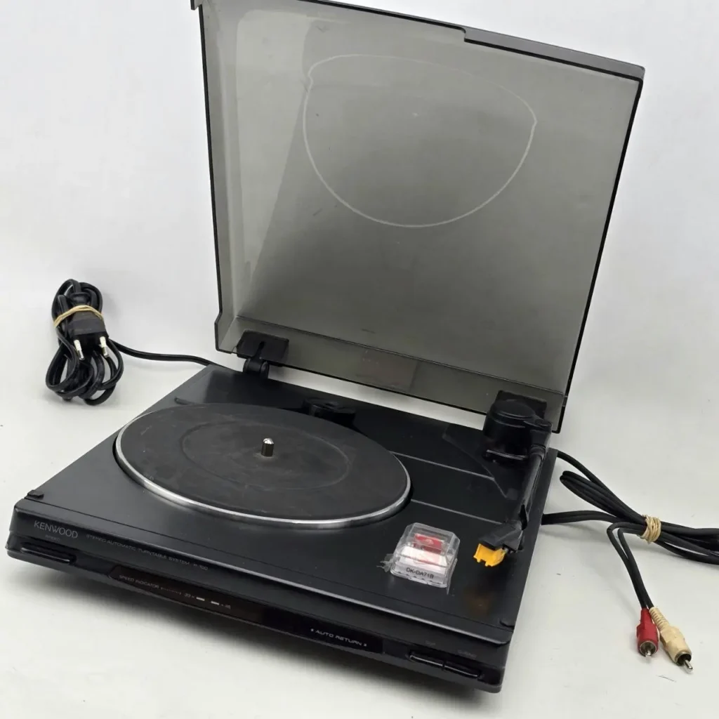 Tocadiscos automático Kenwood P-100 negro con tapa abierta. by Remates Narvaja