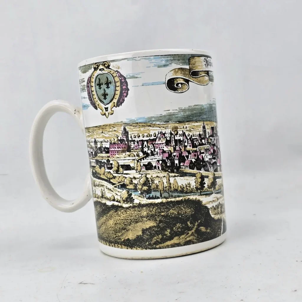Taza blanca con ilustración vintage de ciudad europea y flor de lis. by Remates Narvaja