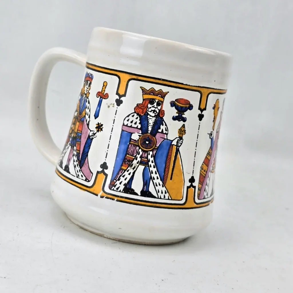 Taza de cerámica blanca con diseño de cartas de juego de esqueleto. by Remates Narvaja