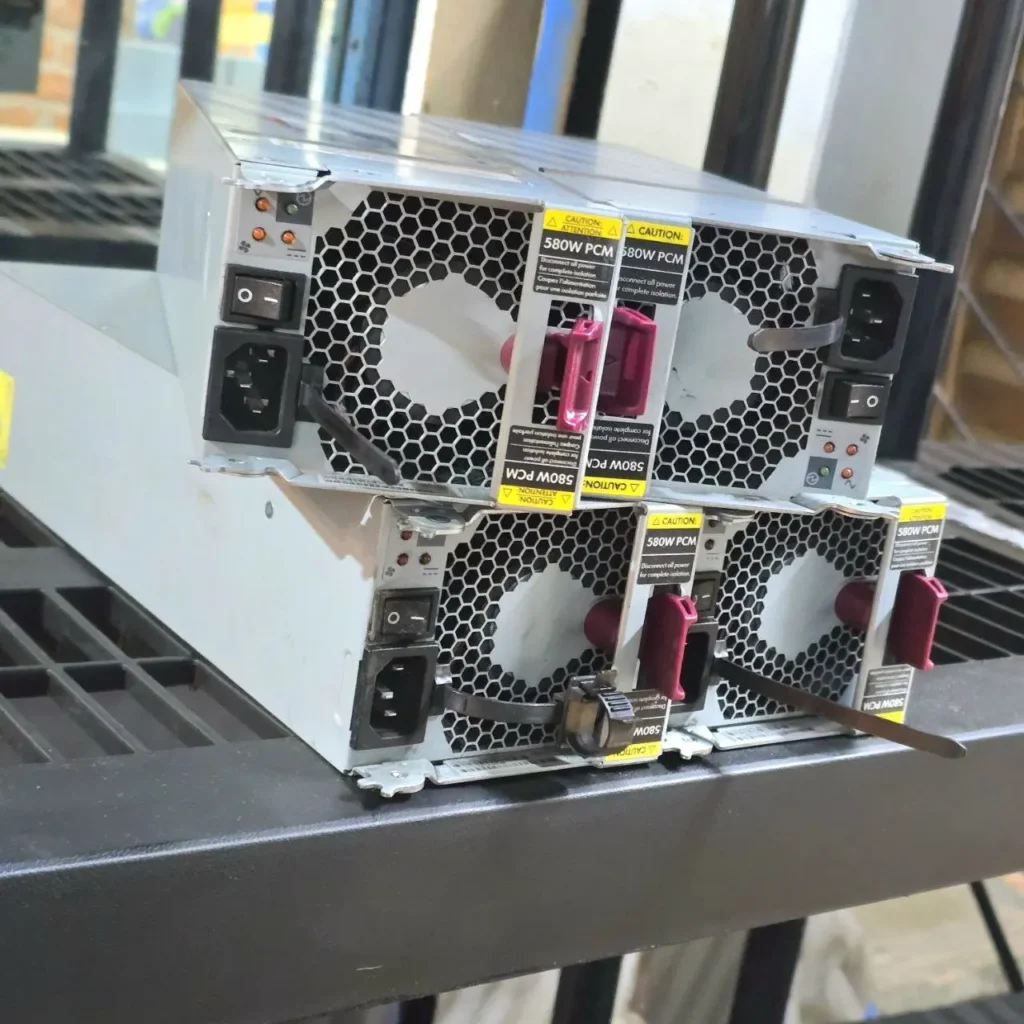 Dos módulos de fuente de alimentación de 580W apilados con ventiladores y conexiones de energía. by Remates Narvaja