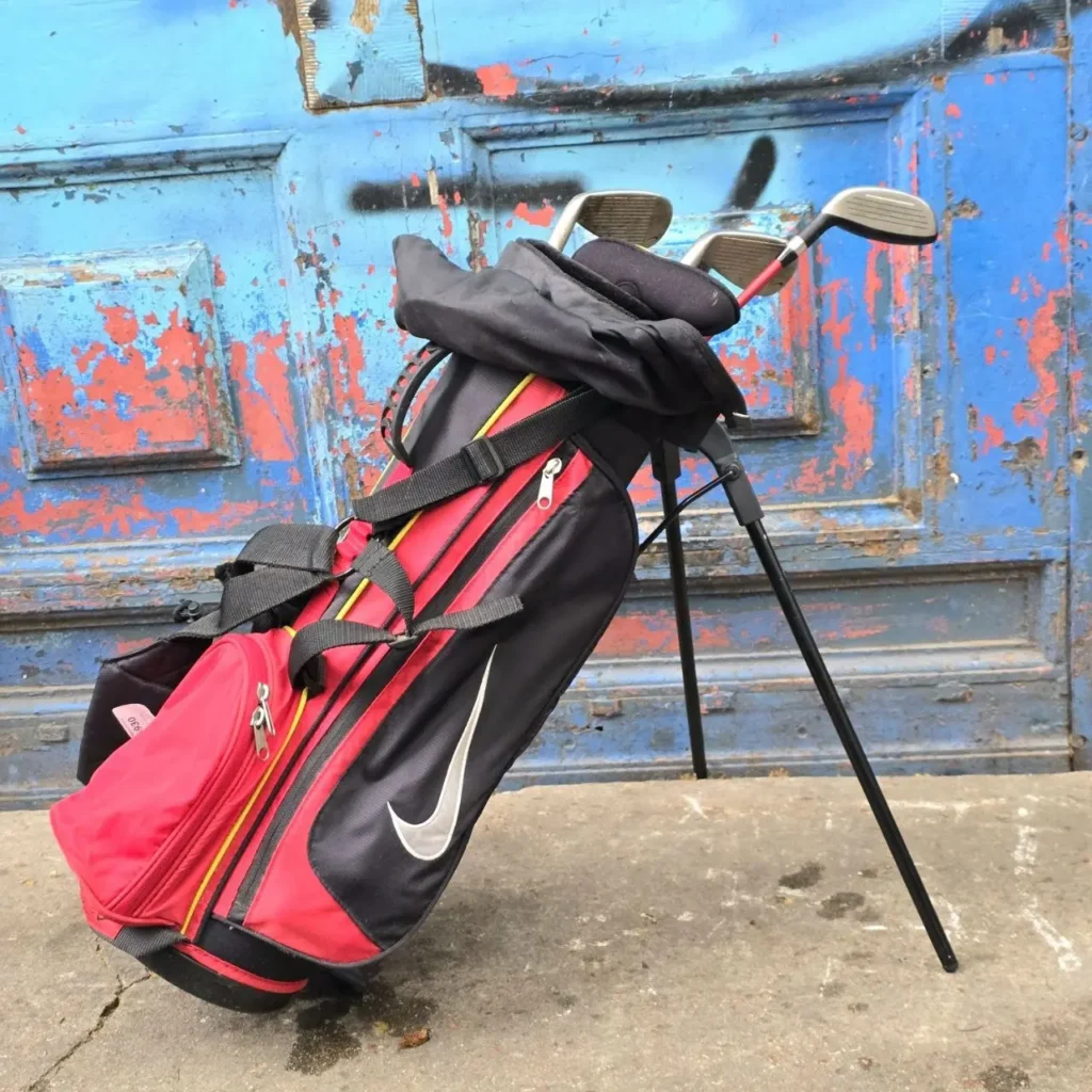 Bolsa de golf Nike roja y negra con palos. by Remates Narvaja