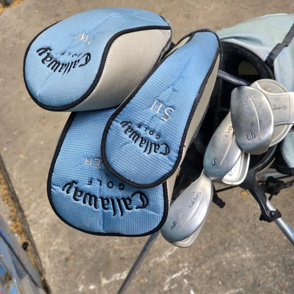 Callaway palos de golf y fundas azules en una bolsa. by Remates Narvaja