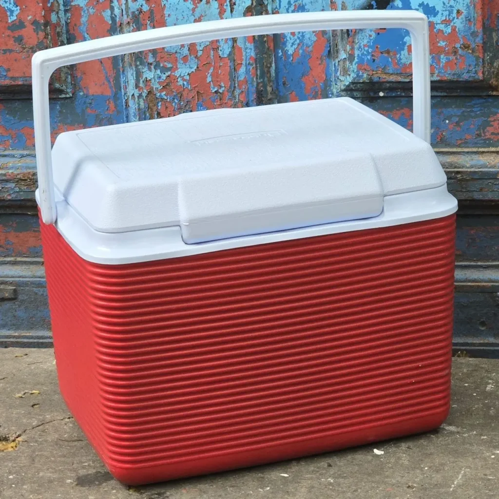 Hielera roja y blanca con asa, ideal para camping o picnic. by Remates Narvaja