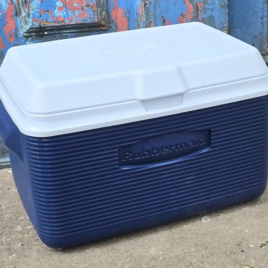 Nevera portátil Rubbermaid azul con tapa blanca. by Remates Narvaja
